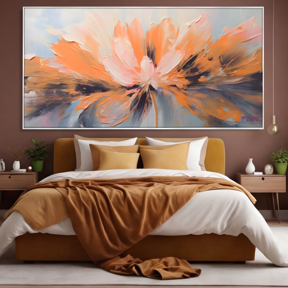Tablou canvas cu tablou canvas cu floare abstracta, in rama de aluminiu argintiu, pe perete intr-un dormitor